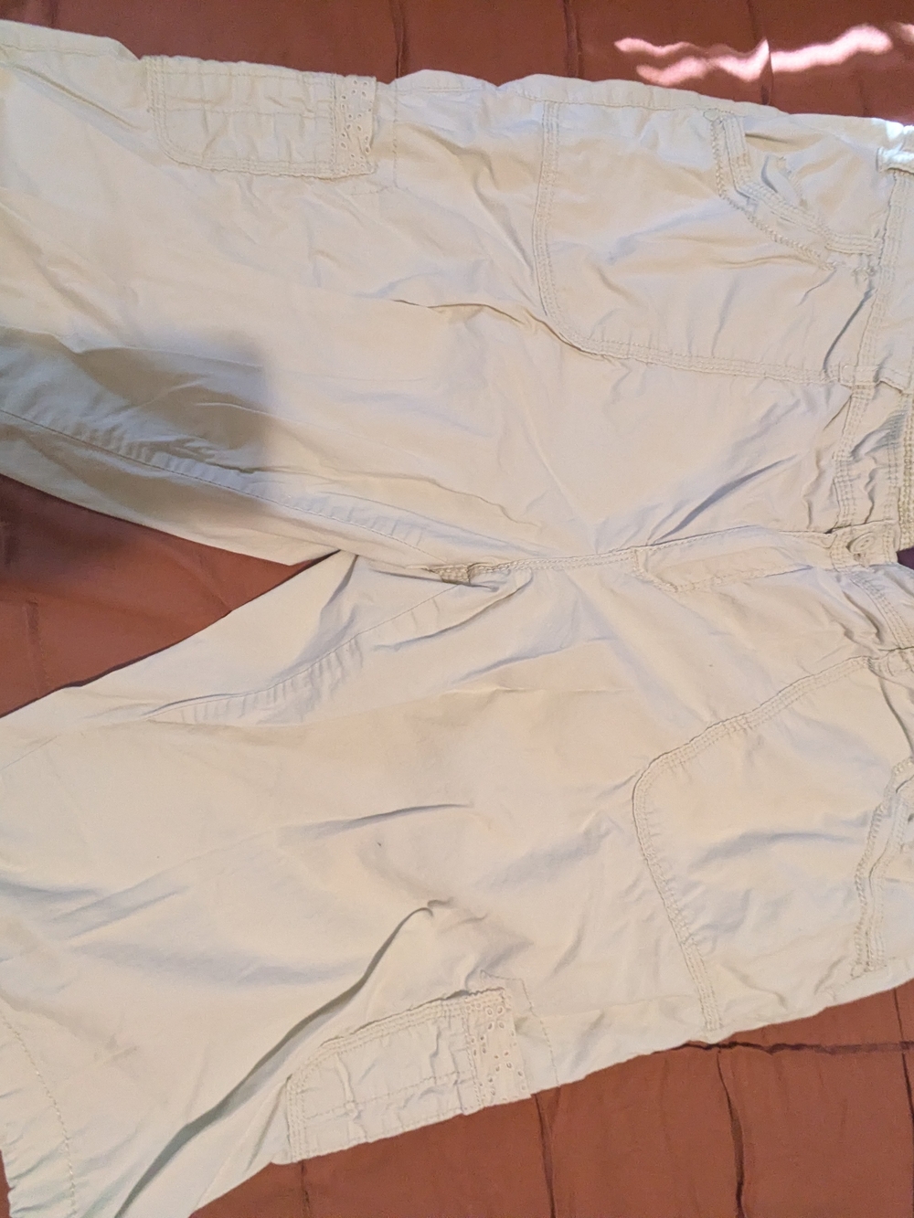 Gloria Vanderbuilt Women’s Cream Cargo Capris Lightweight Everyday Style